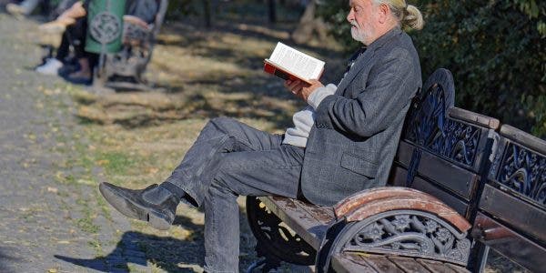 Povestea zilei. Un bătrân stă pe aceeași bancă în fiecare dimineață. Pe ea era scrijelit un mesaj. Ce însemna, de fapt, acel scris