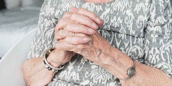 Povești de viață. O bătrână stătea zilnic fix șase minute la fereastră. Cum i-a schimbat apoi viața o fetiță adorabilă