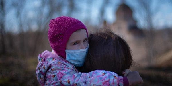Fetița de la geamul din spital care îmi zâmbea în fiecare zi. Povestea care le-a adus multora lacrimi în ochi