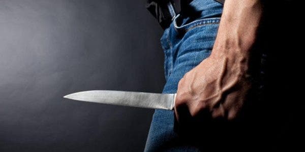 Femeie din Iași, atacată de propriul soț cu un cuțit, chiar sub ochii copilului