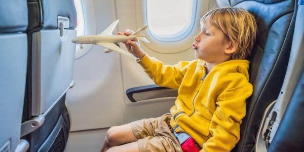 Mi-au cerut să nu mănânc în avion ca să nu le deranjez copilul
