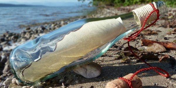 Mesajul din sticlă găsit pe o plajă pustie. Nu i-a venit să creadă când a citit ce era scris pe hârtie