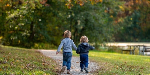 Povestea unei prietenii de-o viață. Ce s-a întâmplat după ani de zile cu cei doi, care s-au cunoscut în clasa întâi