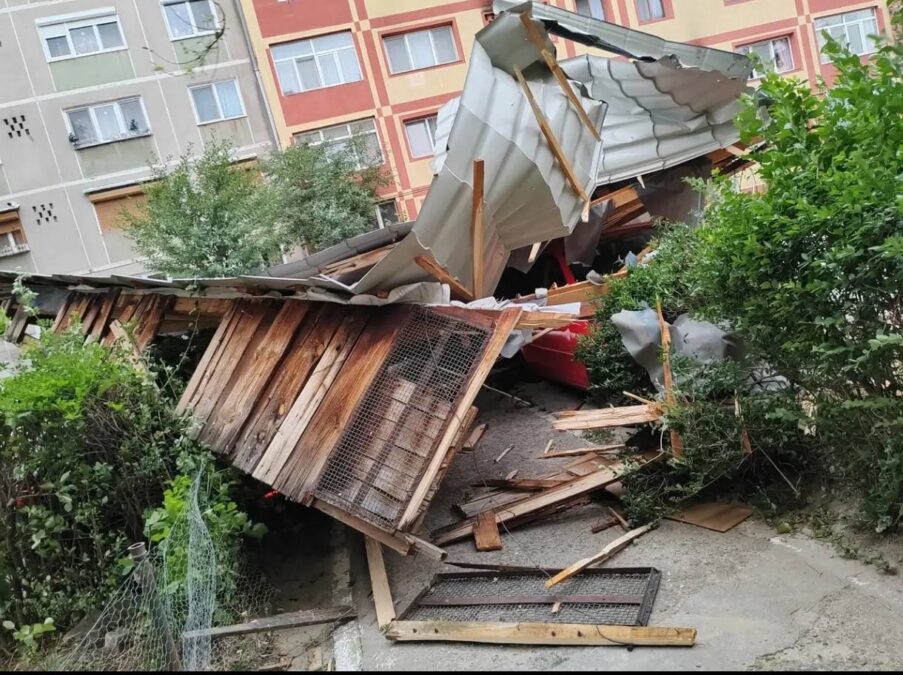 GALERIE FOTO | România, între cod roșu de caniculă și cod roșu de furtuni. Un bărbat rănit în Timiș, iar în Sibiu râul a intrat în curțile oamenilor 26 anm