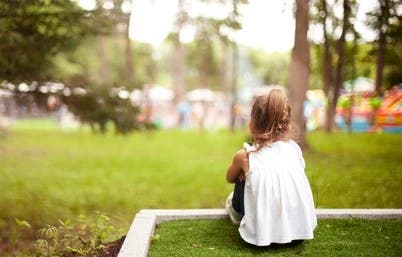 Era doar o fetiță rătăcită în parc, până când i-am văzut medalionul