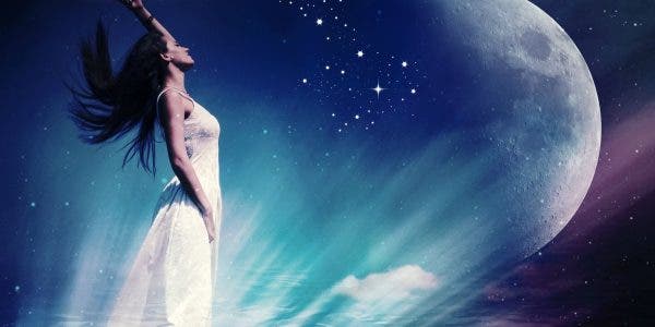Ritualuri simple de Lună Plină. Cum trimiți niște intenții clare către Univers
