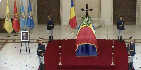 Ce s-a aflat în punga de la înmormântarea lui Ion Iliescu. Doar 20 de persoane au primit