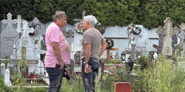 Călin Georgescu în cimitir. Foto: Antena 3 CNN