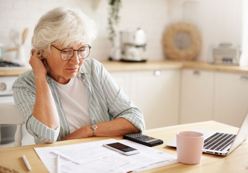 Ce drepturi pot avea pensionarii cu venituri mici. Ajutoare de la stat, bani în plus și facilități pe care merită să le verifice