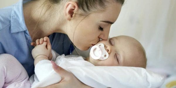 Bebelus si mama. Foto: Freepik
