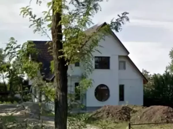 George Simion locuiește în chirie, deși are o vilă impunătoare. Cum arată casa din Vrancea 26