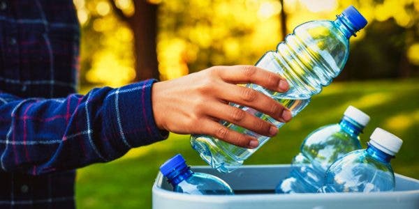 Ce se întâmplă dacă bei apa din sticlă de plastic după data de expirare. Pericolul uriaș care ne pândește din umbră