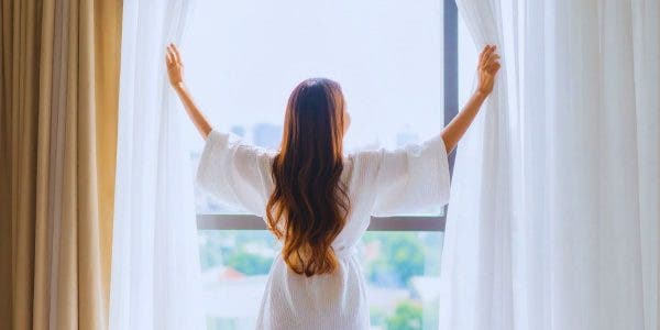 Cum aerisești corect iarna, fără să răcești prea mult pereții casei