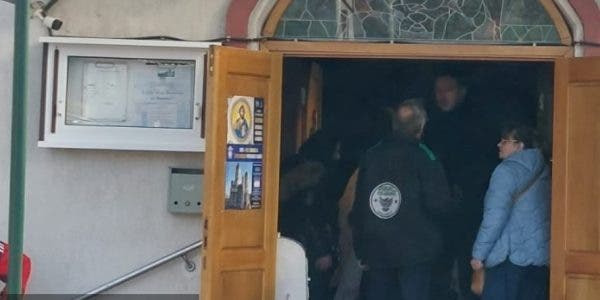 Mama Ștefaniei Szabo la capelă. Foto: sansanews.ro