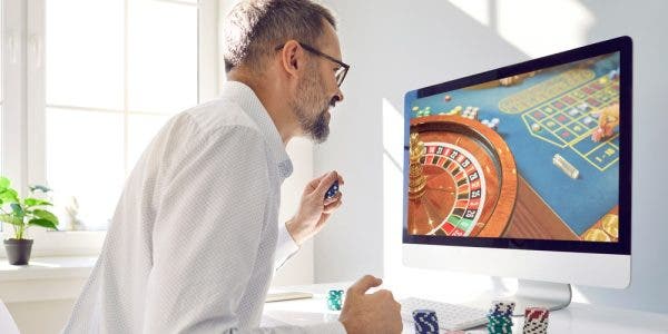 barbat care joaca jocuri de casino online