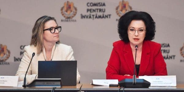 Lucia Antoci, în roșu. Foto: Agerpres