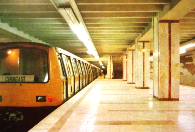 Incendiu la metrou în stația Universitate. Călătorii au forțat ușile ca să iasă din tren