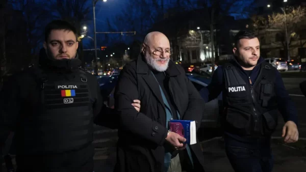 Ce ținea în mână Cristian Andrei în fața Secției 1, după audieri. Imaginea care a atras toate privirile 26 SURSA FOTO: INQUAM PHOTOS