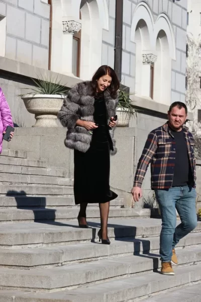 Soacrele au furat toate privirile la nunta lui Radu Drăgușin. Apariții spectaculoase la cununia civilă 27 drăgușin