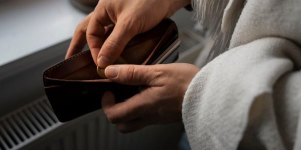 Soțul meu a vrut să păstreze un portofel plin cu bani. O săptămână mai târziu, cineva ne-a bătut la ușă și i-a dat cea mai importantă lecție din viața lui 28 portofel