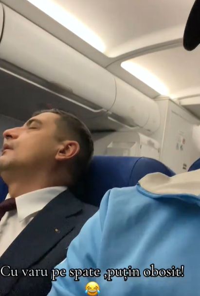 George Simion, liderul AUR, a fost surprins dormind în avion! Momentul a devenit viral pe internet: „Cum să ne fi fost președinte?” 26 George Simion
