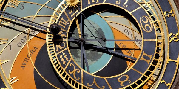Horoscop de weekend. Lor le surâde destinul la final de săptămână. Zodiile care urcă pe scara succesului