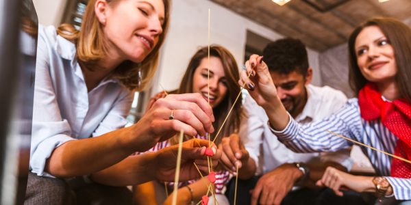 o echipă participând la activități de team building în interior