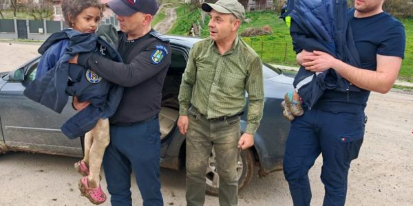 Fetite gasite la Tarnaveni. Foto: MAI