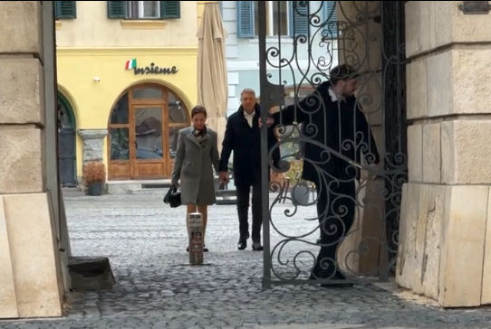 Imagini rare cu Klaus Iohannis, după ce a dispărut din viața publică! Cum a fost surprins fostul președinte în duminica Floriilor la catolici 26 klaus iohannis