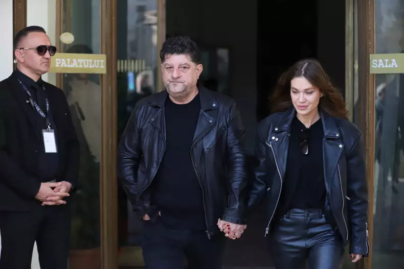 Ultimul omagiu pentru Iulian Vrabete. Fanii și artiștii s-au adunat la Sala Palatului pentru a-și lua rămas bun de la cel cunoscut drept Mugurel 26 iulian vrabete
