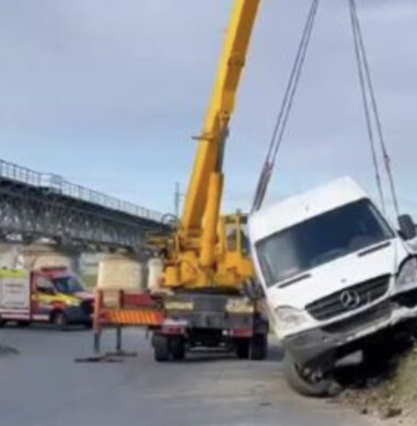 Intervenție contracronometru în Prahova. Microbuz cu 11 pasageri, implicat într-un accident grav. A fost activat Planul Roșu, mai mulți răniți transportați la spital 26 accident