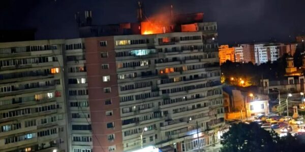 Bloc lovit de dronă. Foto:ISU
