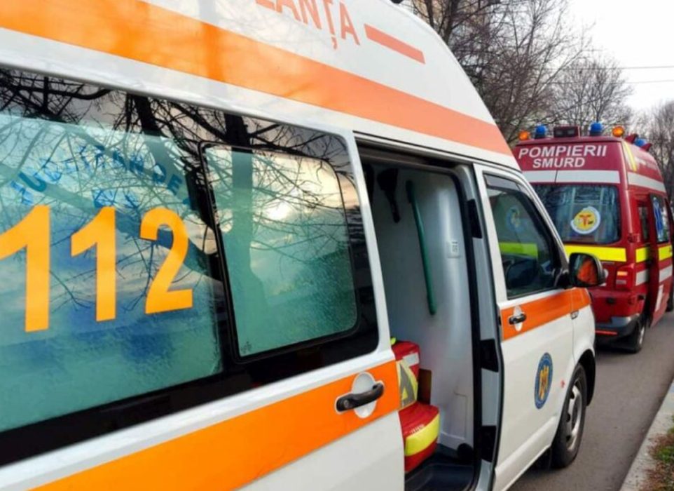 Fetiță de doi ani, în stare gravă după ce a căzut de la etajul doi în Oradea. Vecinii spun că au auzit-o plângând înainte de tragedie
