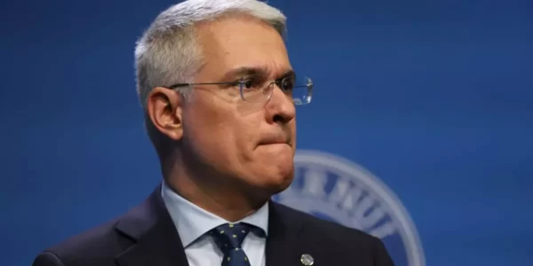 Bugetarii ale căror salarii scad după noua lege vor primi compensații până în 2031