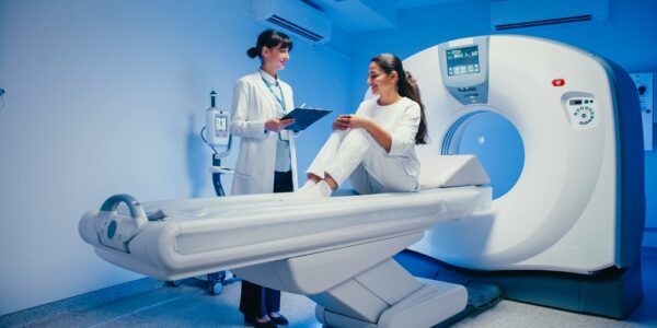 pacient care se pregateste sa efectueze un RMN