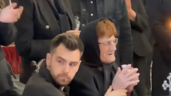 Durere fără margini la funeraliile lui Ioan Isaiu. Mama actorului, devastată lângă sicriul fiului său 26 Ioan Isaiu