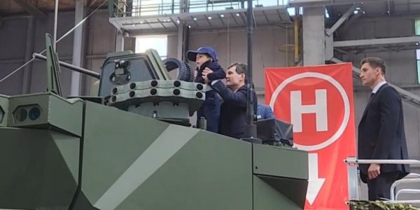 Nicușor Dan și fiul său la expoziția militară BSDA 2026/ SURSA FOTO: ANTENA 3 CNN