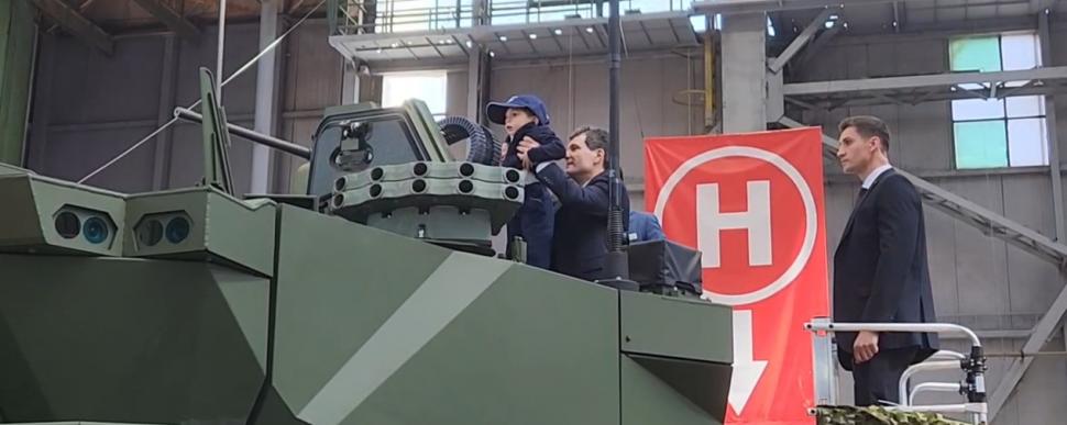 Imagini cu Nicușor Dan într-un blindat Rheinmetall. Președintele a participat alături de fiul său la expoziția militară BSDA 2026
