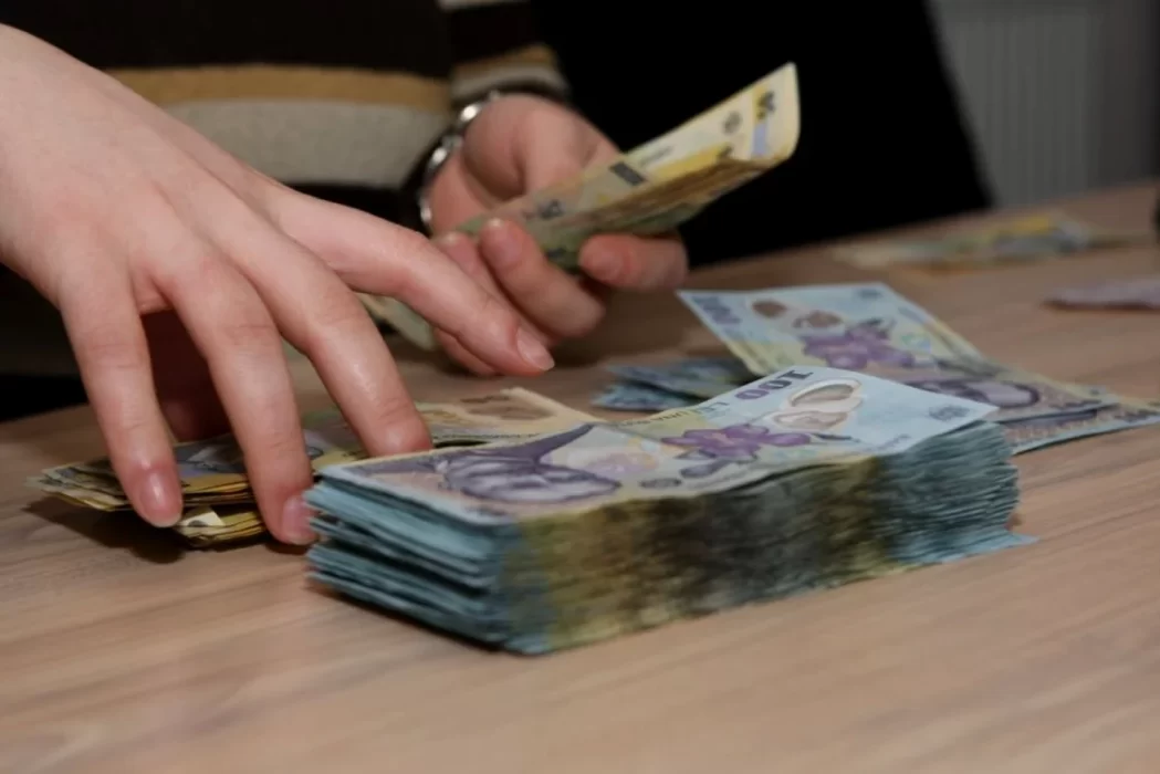 Calendarul plăților în octombrie 2026. Când intră pensiile pe card, alocațiile, indemnizațiile și ajutoarele