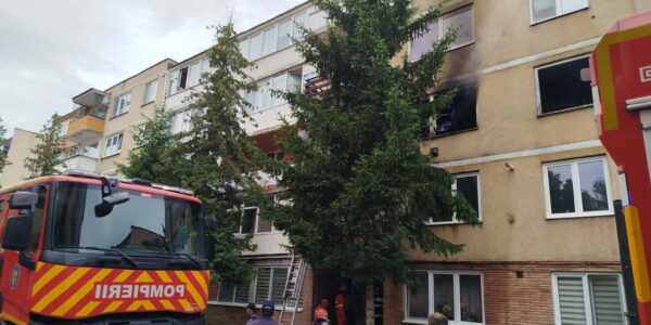 Explozie urmată de incendiu într-un bloc din Odorheiu Secuiesc. Mai multe persoane au fost evacuate, intervenție de amploare a pompieril 35