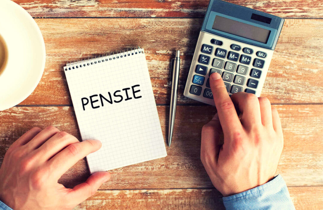 Veste bună pentru pensionari. Când intră pensiile pe card și prin poștă în luna iulie 2026