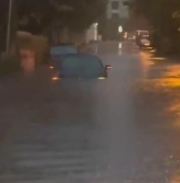 Dezastru în București după ce furtuna a făcut ravagii azi noapte. Metrou inundat, mașini luate de ape, copaci căzuți 27 inundații Bucuresti