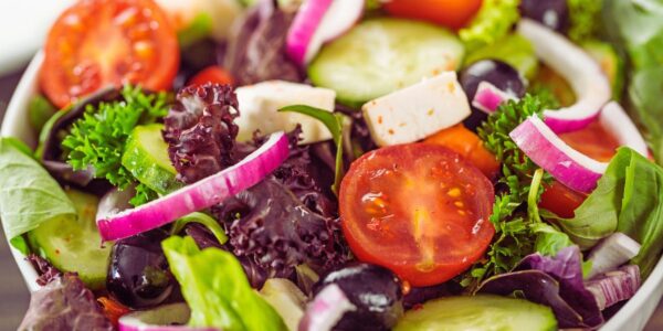 Cele mai bune salate pentru zilele de vară. Gustoase, ușor de făcut și pline de vitamine