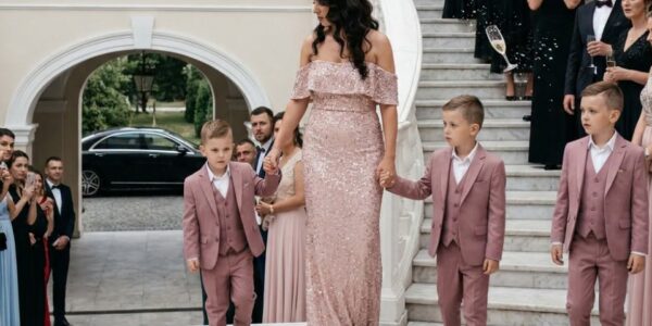 Mi-am dus tripleții la nunta fostului meu soț. Când i-a văzut, adevărul i-a schimbat viața pe loc 32 povestea zilei