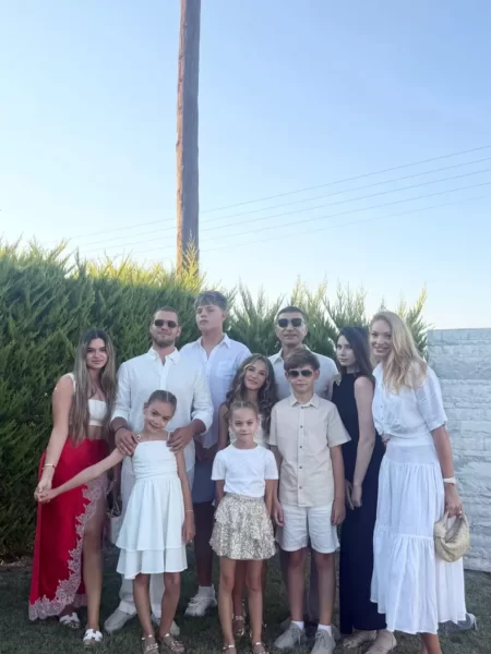 Apariție rară în familia lui Cristi Borcea. Toți cei nouă copii au fost reuniți într-un singur videoclip 26 copii cristi borcea