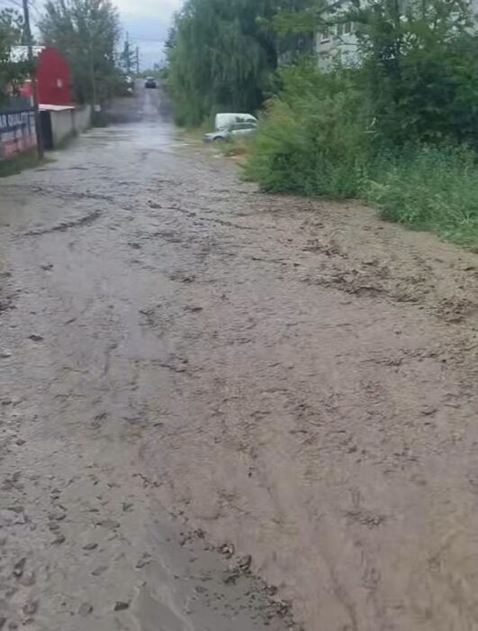 Furtuna a făcut prăpăd la Galați. Străzi acoperite de apă și trafic dat peste cap după ploile torențiale