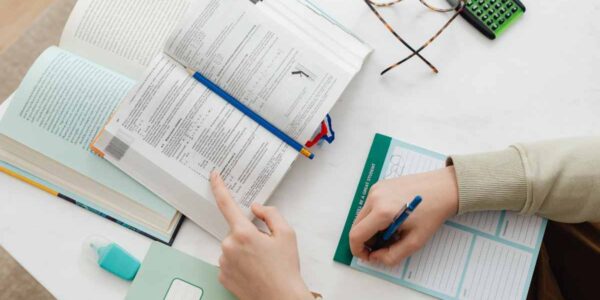 Cum îți ajuți copilul să își organizeze mai bine temele. Metode simple pentru un început de școală fără stres 28 Cum îți ajuți copilul să își organizeze mai bine temele. Metode simple pentru un început de școală fără stres