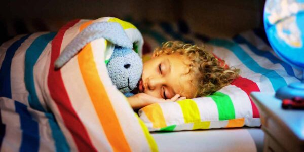 Cum îți ajuți copilul să revină la un program de somn echilibrat înainte de școală