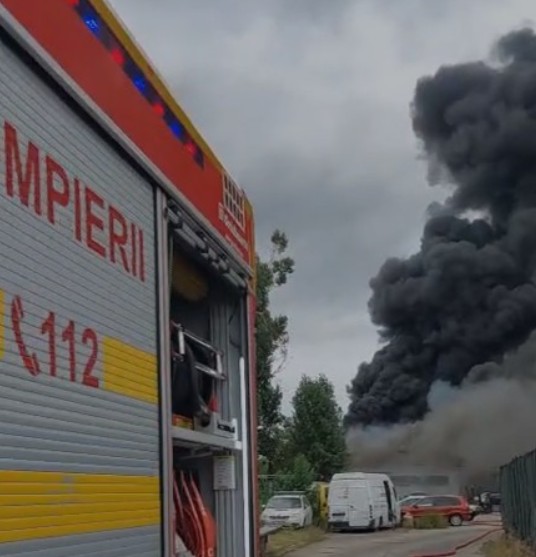 Incendiu uriaș lângă Rafinăria Lukoil de la Ploiești. S-a dat mesaj RO Alert