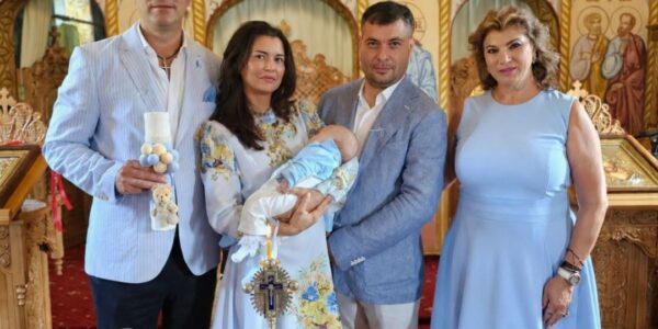 Mihai Mitoseriu cu soția si nașii. Foto: Facebook